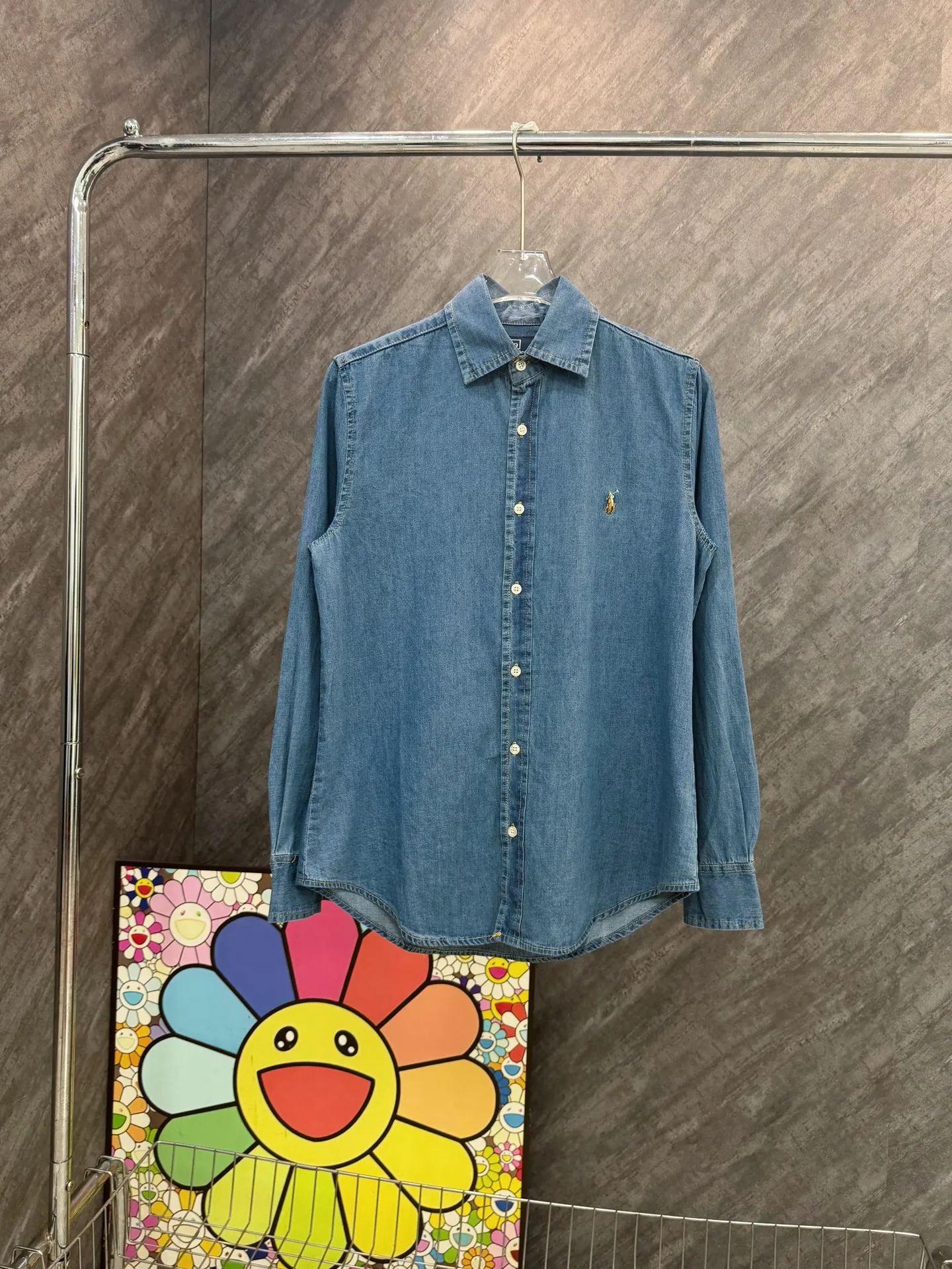 P210 model number Y56 Raff war horse small label embroidered denim shirt. Multiple designs. Fundraising for half a month. Made with conscience. 280 grams of high-quality pure cotton bamboo denim shirt fabric. Customized original laser letter buttons. Internet celebrity hot style. Imported machine. Full genuine embroidery small label. Large factory flow workmanship. Neat and orderly needlework. Loose os version. Versatile style. Couple style. Tag. Hanging grain. Washed. Main wheat. Packaging. Full set of accessories📦 All details are real shots without beauty filters. Buy with confidence📷 colour: denim blue size: s m l xl